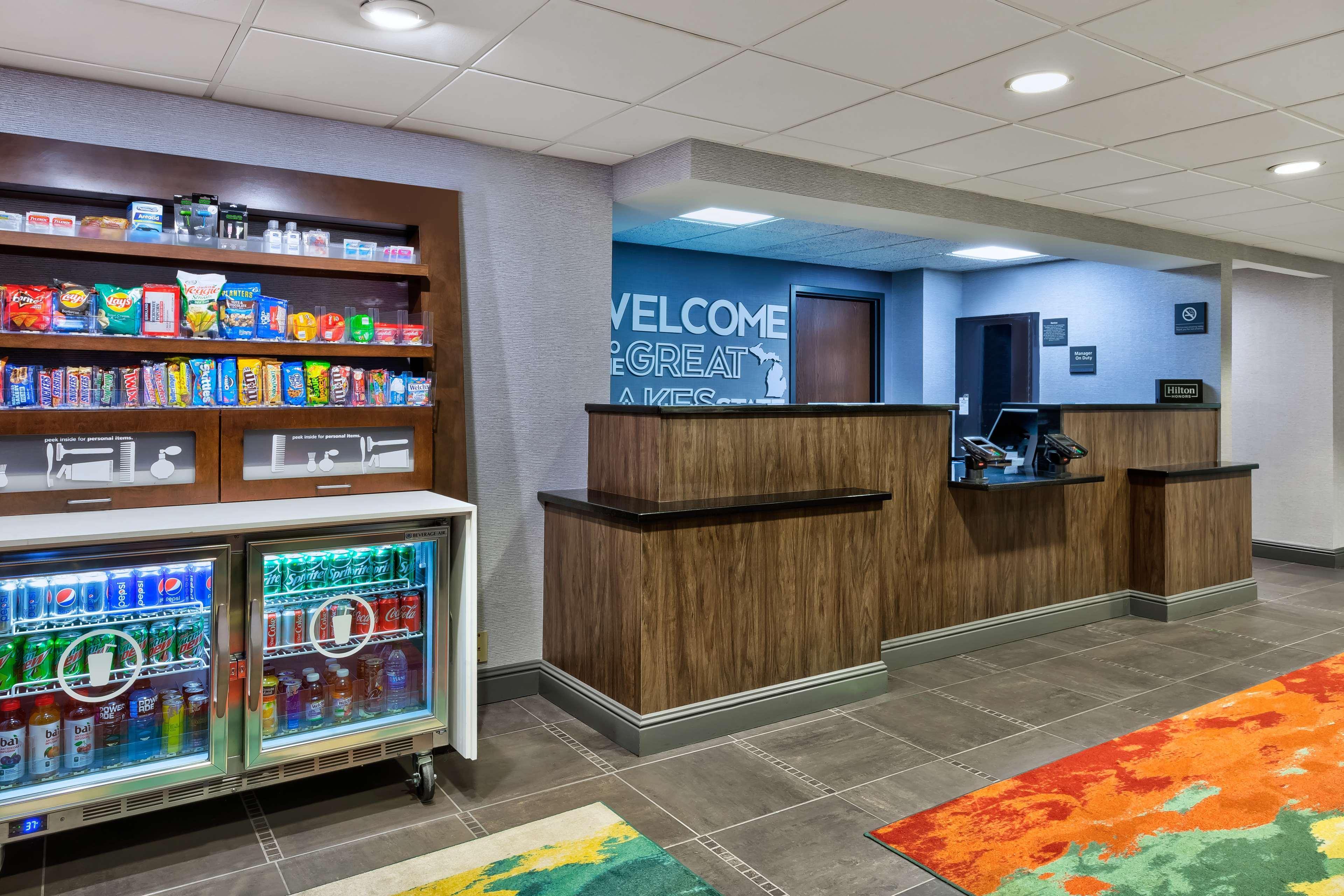 Hampton Inn Traverse Stadt Exterior foto